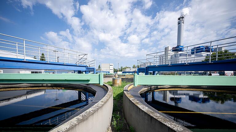 Klärwerk Ruhleben       -  Zur sogenannten kritischen Infrastruktur zählen auch die Klärwerke großer Städte wie das Klärwerk Ruhleben der Berliner Wasserbetriebe. (Archivfoto)
