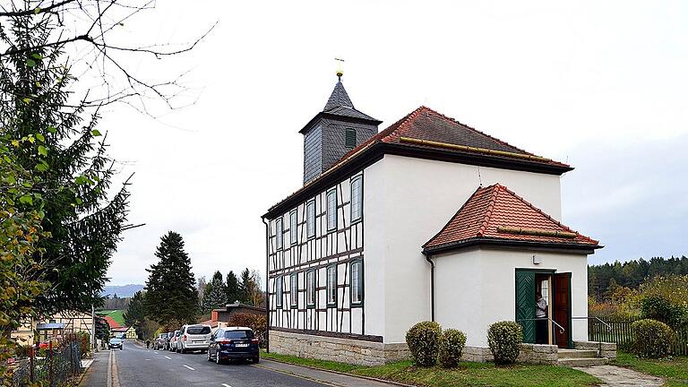 Im Zuge der Totalsanierung erfuhr auch die Außenfassade des Weimarschmiedener Kirchleins eine umfassende Renovierung und prägt jetzt wieder als Schmuckstück das Dorf. Foto: Fred Rautenberg Im Zuge der Totalsanierung erfuhr auch die Außenfassade des Weimarschmiedener Kirchleins eine umfassende Renovierung und prägt jetzt wieder als Schmuckstück das Dorf. Foto: Fred Rautenberg