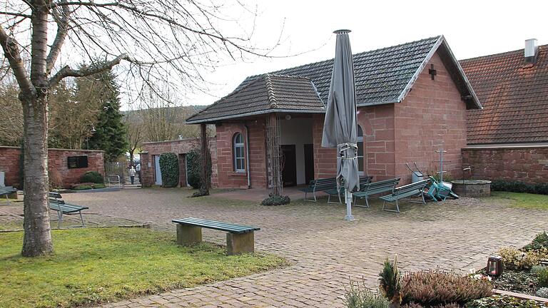 Die Aussegnungshalle auf dem Altstadtfriedhof in Marktheidenfeld entspricht nicht mehr den heutigen Anforderungen und soll neu gestaltet werden. Das Vordach wird aber nur geringfügig erweitert.