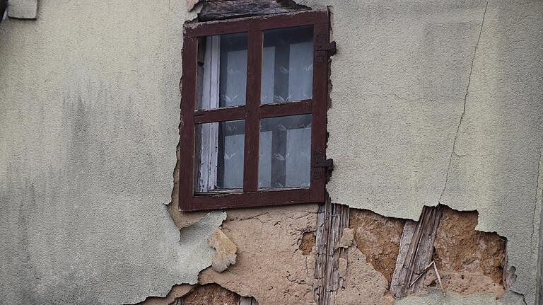 Ob hinter diesem Fenster eines Fachwerkhauses eines Tages wieder Leben einzieht? Ob hinter diesem Fenster eines Fachwerkhauses eines Tages wieder Leben einzieht?