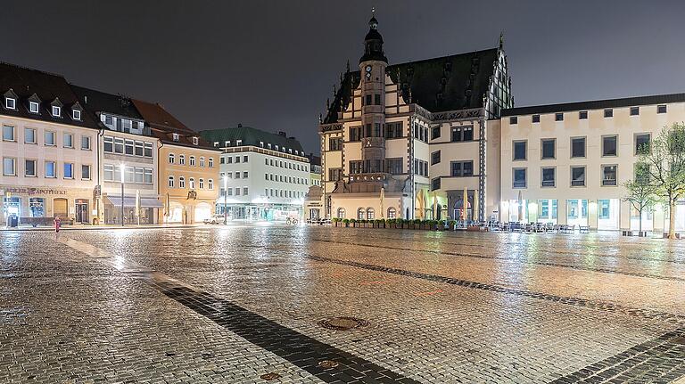 Der Marktplatz in Schweinfurt während der nächtlichen Ausgangssperre.