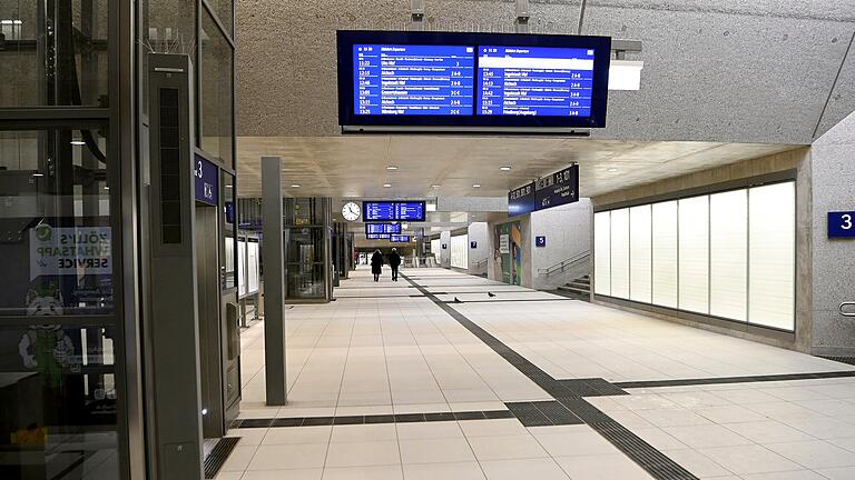 AF__WYSbahhbeh_028.jpg       -  Für viele ein gewöhnungsbedürftiger Anblick: Im neuen Augsburger Bahnhofstunnel gibt keine Geschäfte. Das hat Gründe.