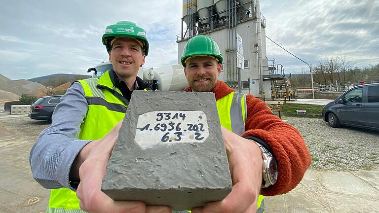 Die Firma TBG Lohr Beton in Steinbach steigt in die Herstellung von Recycling-Beton ein. Im Bild zeigen Geschäftsführer Benjamin Appel (links) und der für den Verkauf zuständige Jannis Noschitzka einen ersten Würfel, der zu Prüfzwecken gegossen wurde.