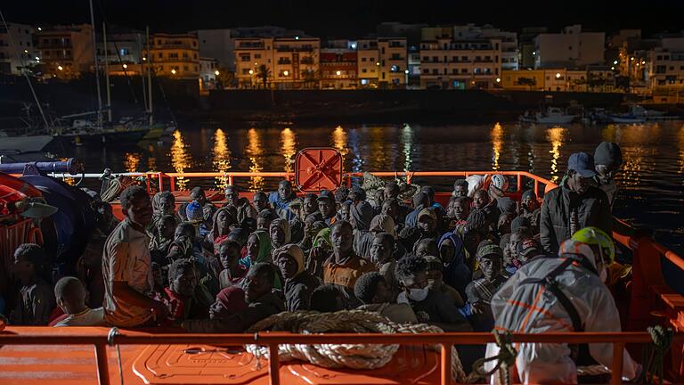 Mehr als 300 Migranten erreichen Hafen auf El Hierro       -  Immer mehr Migranten aus Afrika steuern die Kanaren an. (Archivbild)