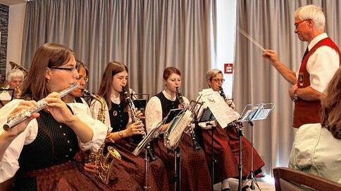 Der Musikverein Knetzgau unter der Leitung von Markus Breitinger umrahmte die Feierstunde musikalisch und spielte auch beim anschließenden Rahmenprogramm beim „Tag der offenen Tür“ für die Gäste auf. Der Musikverein Knetzgau unter der Leitung von Markus Breitinger umrahmte die Feierstunde musikalisch und spielte auch beim anschließenden Rahmenprogramm beim „Tag der offenen Tür“ für die Gäste auf.