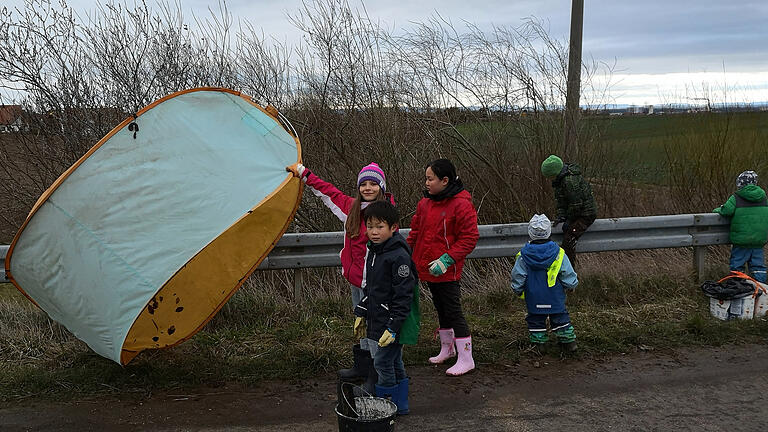 Sogar ein Wurfzelt holten die Kinder aus der Flur. Sogar ein Wurfzelt holten die Kinder aus der Flur.