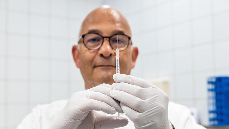 Hat im Klinikum Würzburg Mitte (KWM) mit seinem Team 200 Probanden mit einem neu entwickelten Vakzin gegen das RSV-Virus geimpft: Prof. Tino Schwarz, Leiter des Instituts für Labormedizin und des Impfzentrums. Hat im Klinikum Würzburg Mitte (KWM) mit seinem Team 200 Probanden mit einem neu entwickelten Vakzin gegen das RSV-Virus geimpft: Prof. Tino Schwarz, Leiter des Instituts für Labormedizin und des Impfzentrums.