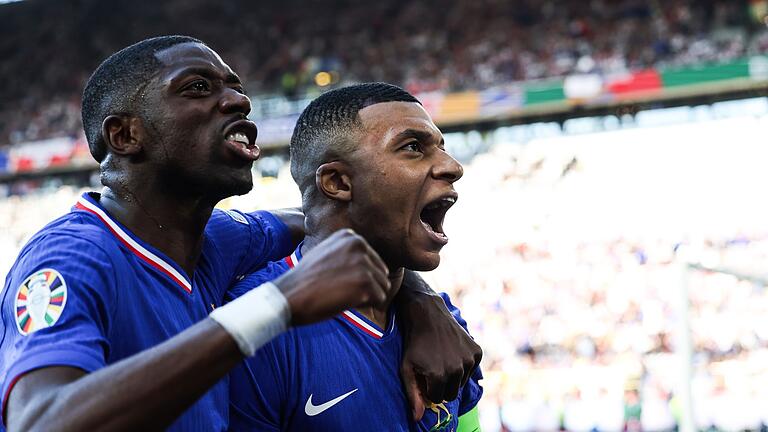 Frankreich - Die Franzosen Kylian Mbappé (r) und Ousmane Dembélé (l) bejubeln die Führung. Frankreich - Die Franzosen Kylian Mbappé (r) und Ousmane Dembélé (l) bejubeln die Führung.
