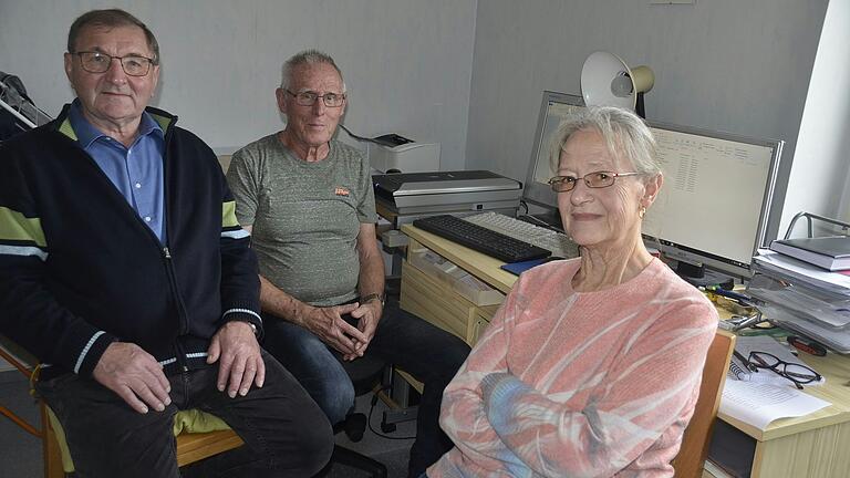 Sie gehörten zu den Schülerinnen und Schülern, die in den 1960er-Jahren über das Leben der Nachkriegszeit in Altfeld recherchierten (von links): Heinz Zumpf, Edgar Roos und Christel Ricketts.