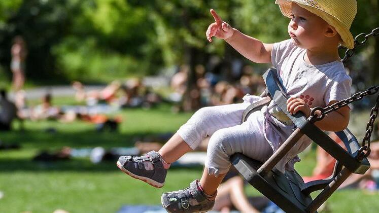 Sommervergnügen: Auf den Mainwiesen im Würzburger Stadtteil Sanderau tummelten sich am Dienstag Sonnenhungrige, und Schaukeln bei bestem Wetter ist ein ganz besonderer Spaß &ndash; zumindest für die kleine Käthe.