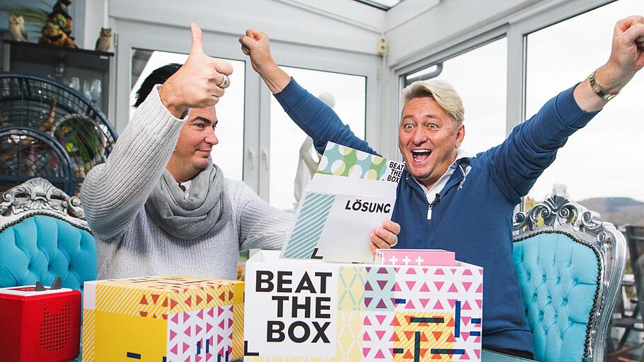 Matthias Mangiapane (links) und Hubert Fella bekommen für die Show 'Beat the Box' auf Vox Spiele nach Hause geschickt.  RTL Media Group       -  Matthias Mangiapane (links) und Hubert Fella bekommen für die Show 'Beat the Box' auf Vox Spiele nach Hause geschickt.  RTL Media Group