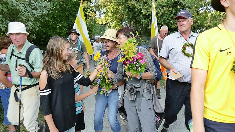 Die Pilger werden von Freunden und Verwandten empfangen. Die Pilger werden von Freunden und Verwandten empfangen. 