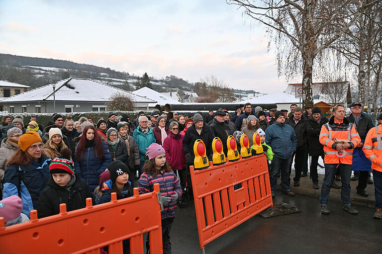 Zahlreiche interessierte Zuschauerinnen und Zuschauer verfolgten die Verkehrsfreigabe der Tauberbrücke. Zahlreiche interessierte Zuschauerinnen und Zuschauer verfolgten die Verkehrsfreigabe der Tauberbrücke.