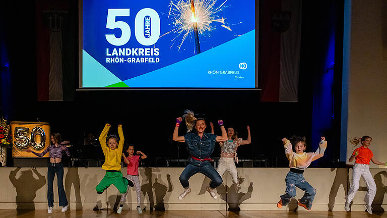 Das ist der SPD sofort ins Auge gesprungen: Beim Jubiläumsfest in der Stadthalle Bad von Neustadt (im Bild eine Aufführung) waren nur Abgeordnete der CSU eingeladen worden. Im Nachhinein ist damit auch Landrat Thomas Habermann nicht glücklich. Das ist der SPD sofort ins Auge gesprungen: Beim Jubiläumsfest in der Stadthalle Bad von Neustadt (im Bild eine Aufführung) waren nur Abgeordnete der CSU eingeladen worden. Im Nachhinein ist damit auch Landrat Thomas Habermann nicht glücklich.