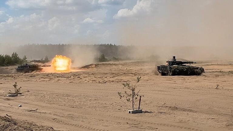 Im Mai 2024 übten Angehörige der 10. Panzerdivision in Litauen: Ein Panzer vom Typ Leopard 2 feuert auf dem Truppenübungsplatz Pabrade, rechts ein Schützenpanzer Puma. Im Mai 2024 übten Angehörige der 10. Panzerdivision in Litauen: Ein Panzer vom Typ Leopard 2 feuert auf dem Truppenübungsplatz Pabrade, rechts ein Schützenpanzer Puma.