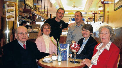 75 Jahre Eiscafé Benito (im Bild von links): Benito Vettori mit seinen Töchtern Manuela und Benita und seiner Frau Magdalena, dahinter der „Eismacher“ Günter Schulze-Vettori mit Sohn Patrick. - 75 Jahre Eiscafé Benito (im Bild von links): Benito Vettori mit seinen Töchtern Manuela und Benita und seiner Frau Magdalena, dahinter der „Eismacher“ Günter Schulze-Vettori mit Sohn Patrick. 75 Jahre Eiscafé Benito (im Bild von links): Benito Vettori mit seinen Töchtern Manuela und Benita und seiner Frau Magdalena, dahinter der „Eismacher“ Günter Schulze-Vettori mit Sohn Patrick. - 75 Jahre Eiscafé Benito (im Bild von links): Benito Vettori mit seinen Töchtern Manuela und Benita und seiner Frau Magdalena, dahinter der „Eismacher“ Günter Schulze-Vettori mit Sohn Patrick.