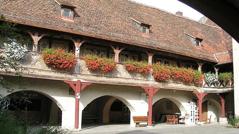 Das Ochsenfurter Spital soll eine Zukunft bekommen und zu einem Zugpferd für den Tourismus werden. Vorgesehen ist die Einrichtung eines überregionalen Museums zum Thema „Main“. Um möglichst viele Fördergelder dafür zu bekommen, ist eine Machbarkeitsstudie nötig, deren Erstellung der Stadtrat nun beschlossen hat. KLAUS L. STÄCK Das Ochsenfurter Spital soll eine Zukunft bekommen und zu einem Zugpferd für den Tourismus werden. Vorgesehen ist die Einrichtung eines überregionalen Museums zum Thema „Main“. Um möglichst viele Fördergelder dafür zu bekommen, ist eine Machbarkeitsstudie nötig, deren Erstellung der Stadtrat nun beschlossen hat. KLAUS L. STÄCK