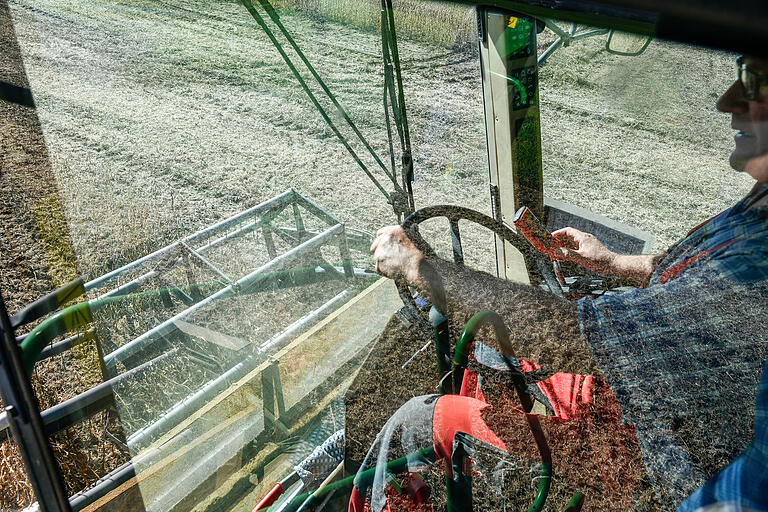 Auch ein Stück Sojabohnenfeld von Bauer Benno Karl in Wolkshausen haben die Experten für ihre Versuche gepachtet. Auch ein Stück Sojabohnenfeld von Bauer Benno Karl in Wolkshausen haben die Experten für ihre Versuche gepachtet.