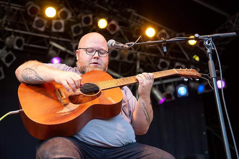 Andreas Kümmert im Juli 2022 bei einem Auftritt in Karlstadt.
