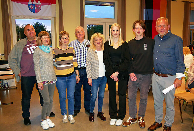 Beim Besuch der Delegation aus Úrkút in Ungarn in Oberpleichfeld stellten zwei junge Menschen aus den Partnergemeinden ihre individuelle Sicht auf Europa vor. Von links: Attila Csik, Bürgermeisterin Anikö Fülöp, Partnerschaftsvorsitzende Angela Csik, Übersetzer Ferenz Heilig, Bürgermeisterin Martina Rottmann, Lara Novák aus Úrkút und Joshua Scheven aus Oberpleichfeld und Partnerschaftsvorsitzender Gerhard Habel. Beim Besuch der Delegation aus Úrkút in Ungarn in Oberpleichfeld stellten zwei junge Menschen aus den Partnergemeinden ihre individuelle Sicht auf Europa vor. Von links: Attila Csik, Bürgermeisterin Anikö Fülöp, Partnerschaftsvorsitzende Angela Csik, Übersetzer Ferenz Heilig, Bürgermeisterin Martina Rottmann, Lara Novák aus Úrkút und Joshua Scheven aus Oberpleichfeld und Partnerschaftsvorsitzender Gerhard Habel.