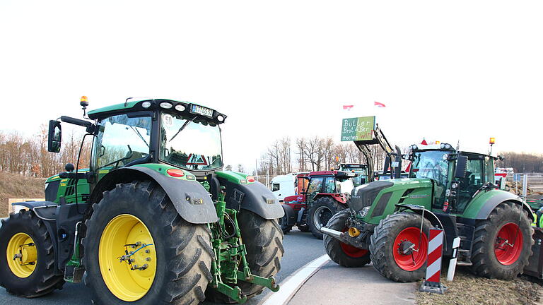 Bauernproteste an der Auffahrt zur Autobahn 3 bei Hörblach