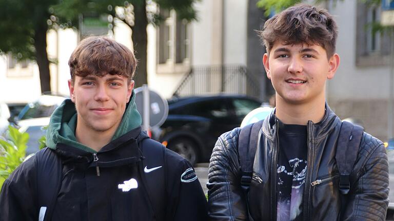 Fabio Pellicciotti (17) aus Kitzingen und Raphael Konrad (17) aus Sommerach (von links) möchten gerne ihr eigenes Auto. Fabio Pellicciotti (17) aus Kitzingen und Raphael Konrad (17) aus Sommerach (von links) möchten gerne ihr eigenes Auto.