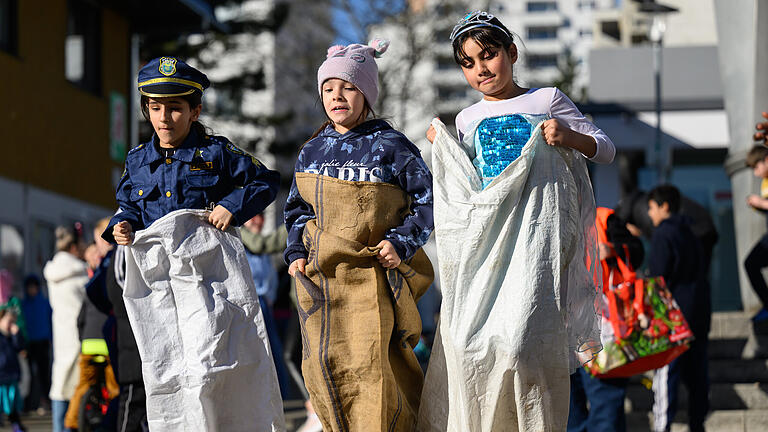 Kindergaudiwurm am Würzburger Heuchelhof: 'Zu unserem Fasching kommen Menschen aller Nationen'*
Am Heuchelhof gibt es am Rosenmontag wie       -  Gut 100 Kinder feiern am Rosenmontag (03.03.25) mit Eltern und Gästen am Heuchelhof in Würzburg ein buntes Faschingsfest. Das städtische Quartiersmanagement, die mobile Jugendarbeit, der Bürgerverein und viele mehr haben zu dem bunten Treiben eingeladen.