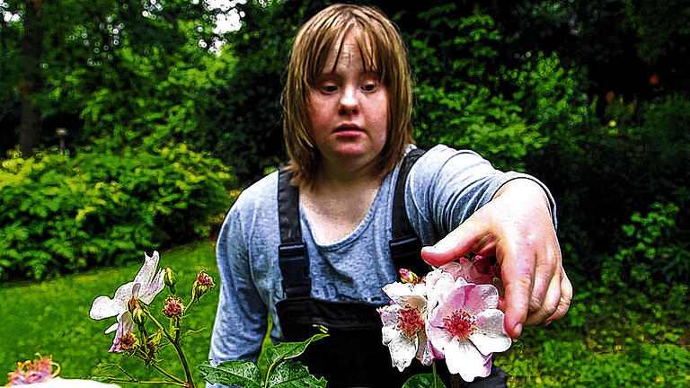 Gartenarbeit macht Spaß: Sarah hegt und pflegt die Blumen. Gartenarbeit macht Spaß: Sarah hegt und pflegt die Blumen.