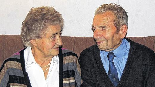 Seit 60 Jahren ein Paar: Rosl und Herbert Schwarzer aus Donnersdorf feierten diamantenes Ehejubiläum. Seit 60 Jahren ein Paar: Rosl und Herbert Schwarzer aus Donnersdorf feierten diamantenes Ehejubiläum.