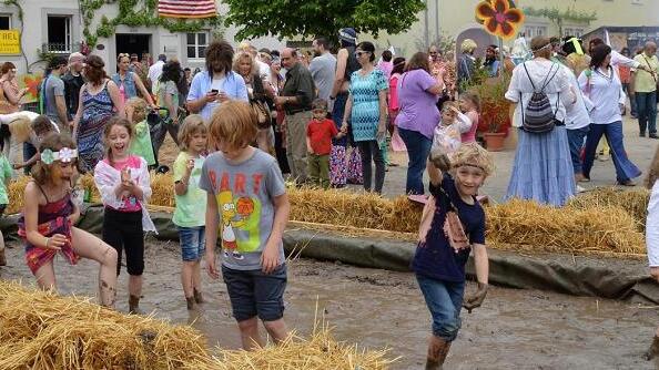 Jetzt verstehen diese Rödelseer Kinder viel besser, wenn ihre Opas und Omas mit leuchtenden Augen von Woodstock schwärmen. Jetzt verstehen diese Rödelseer Kinder viel besser, wenn ihre Opas und Omas mit leuchtenden Augen von Woodstock schwärmen.