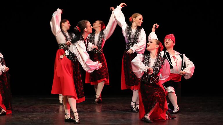 Mit dem spanischen Nationaltanz 'Jota' kam die Haßfurter Ballettschule On Point bei den Erwachsenen in der Leistungsklasse III auf Platz vier. Mit dem spanischen Nationaltanz 'Jota' kam die Haßfurter Ballettschule On Point bei den Erwachsenen in der Leistungsklasse III auf Platz vier.