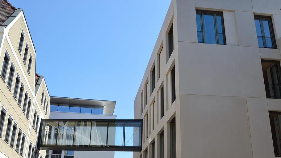 Das Haupthaus des Landratsamts ist saniert, der Erweiterungsbau längst eröffnet. Laut Etat-Entwurf 2020 werden jetzt die Pläne zur Sanierung des Bauteils C (links) gemacht.  Foto: Isolde Krapf       -  Das Haupthaus des Landratsamts ist saniert, der Erweiterungsbau längst eröffnet. Laut Etat-Entwurf 2020 werden jetzt die Pläne zur Sanierung des Bauteils C (links) gemacht.  Foto: Isolde Krapf