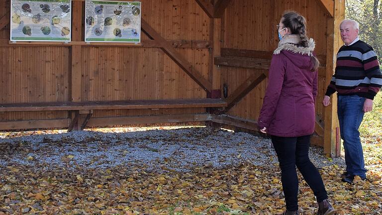 Mit dem Abschluss der Waldbereinigung Hemmersheim wurden 1984 an zwei Stellen Infopunkte zur regionalen Flora und Fauna errichtet. Beide Standorte wurden überarbeitet und attraktiver gestaltet. Unser Bild zeigt Bürgermeister Karl Ballmann und Allianzmanagerin Nadine Höhne am Standort am Ortsrand von Hemmersheim, an dem der Kunigundenwanderweg und ein überörtlicher Radweg vorbeiführen. Mit dem Abschluss der Waldbereinigung Hemmersheim wurden 1984 an zwei Stellen Infopunkte zur regionalen Flora und Fauna errichtet. Beide Standorte wurden überarbeitet und attraktiver gestaltet. Unser Bild zeigt Bürgermeister Karl Ballmann und Allianzmanagerin Nadine Höhne am Standort am Ortsrand von Hemmersheim, an dem der Kunigundenwanderweg und ein überörtlicher Radweg vorbeiführen.