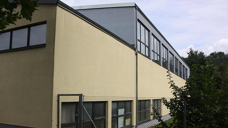 Bei der Bürgerversammlung in der Friedrich-Günther-Halle gab es heftige Kritik an der Entscheidung des Gemeinderates, sie nicht zu einer für Veranstaltungen bis 400 Personen geeigneten Halle zu sanieren. Bei der Bürgerversammlung in der Friedrich-Günther-Halle gab es heftige Kritik an der Entscheidung des Gemeinderates, sie nicht zu einer für Veranstaltungen bis 400 Personen geeigneten Halle zu sanieren. 