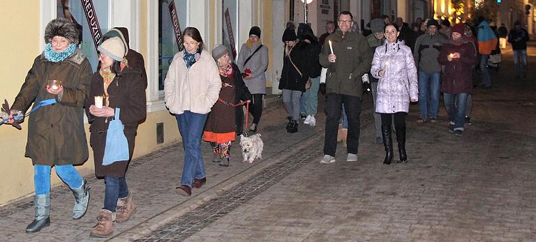 Etwa 70 Menschen marschierten am Montag mit brennenden Kerzen durch die Volkacher Altstadt, um ihre Haltung gegen eine mögliche Impfpflicht kund zu tun. Etwa 70 Menschen marschierten am Montag mit brennenden Kerzen durch die Volkacher Altstadt, um ihre Haltung gegen eine mögliche Impfpflicht kund zu tun.