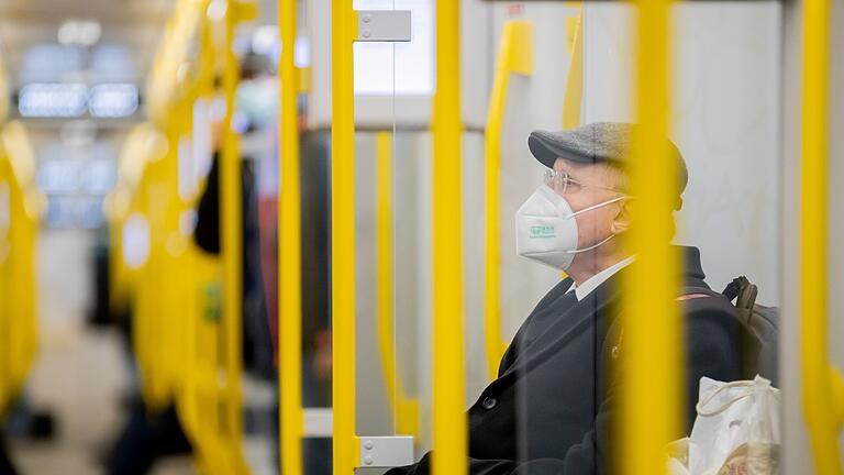 Maskenpflicht - Ein Mann sitzt mit FFP2-Maske in der U-Bahn in Berlin. Maskenpflicht - Ein Mann sitzt mit FFP2-Maske in der U-Bahn in Berlin.