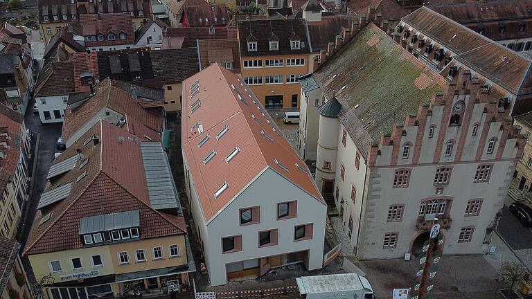 Das Bürgerhaus (Bildmitte) neben dem historischen Hammelburger Rathaus (rechts) soll bis Februar fertig sein. Architekt Roland Nörpel berichtete über erneute Kostensteigerungen in einigen Gewerken.       -  Das Bürgerhaus (Bildmitte) neben dem historischen Hammelburger Rathaus (rechts) soll bis Februar fertig sein. Architekt Roland Nörpel berichtete über erneute Kostensteigerungen in einigen Gewerken.