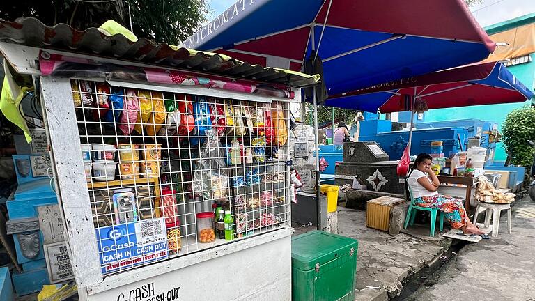 Manila North Cemetery - Der Friedhof-Slum von Manila - Sogar Prepaid-WLAN gibt es mittlerweile. Manila North Cemetery - Der Friedhof-Slum von Manila - Sogar Prepaid-WLAN gibt es mittlerweile.