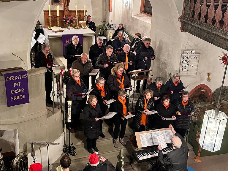 Der Kolpingchor unter der Leitung von Wolfgang Baur präsentierte als einer von mehreren Zeilitzheimer Chören und Musikgruppen weihnachtliche Liedstücke im Rahmen der musikalischen Adventsandacht in der evangelischen St. Sigismund Kirche. Der Kolpingchor unter der Leitung von Wolfgang Baur präsentierte als einer von mehreren Zeilitzheimer Chören und Musikgruppen weihnachtliche Liedstücke im Rahmen der musikalischen Adventsandacht in der evangelischen St. Sigismund Kirche.