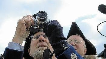 Folklore im Digitalzeitalter: Trachtler des       -  Folklore im Digitalzeitalter: Trachtler des Main-Franken-Kreises ließen sich
den Festakt an der Landesgrenze nicht entgehen.