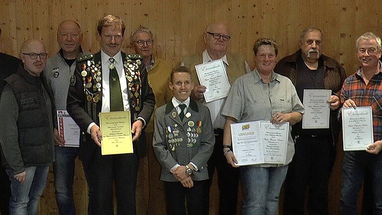 Titel auf nationaler Ebene errangen diese Schützen aus dem Schützengau Schweinfurt. Das Bild zeigt (von links) den Sander Bürgermeister Bernhard Ruß mit den Deutschen Meistern Stefan Flachsenberger, Martin Härter, Helmut Stubenrauch, Egon Heinisch, Patrick Schmitt, Gerhard Spiegel, Elke Burkert, Manfred Früchel und Kurt Brönner sowie Gauschützenmeister Norbert Mahr. Titel auf nationaler Ebene errangen diese Schützen aus dem Schützengau Schweinfurt. Das Bild zeigt (von links) den Sander Bürgermeister Bernhard Ruß mit den Deutschen Meistern Stefan Flachsenberger, Martin Härter, Helmut Stubenrauch, Egon Heinisch, Patrick Schmitt, Gerhard Spiegel, Elke Burkert, Manfred Früchel und Kurt Brönner sowie Gauschützenmeister Norbert Mahr.