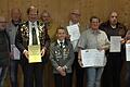 Titel auf nationaler Ebene errangen diese Schützen aus dem Schützengau Schweinfurt. Das Bild zeigt (von links) den Sander Bürgermeister Bernhard Ruß mit den Deutschen Meistern Stefan Flachsenberger, Martin Härter, Helmut Stubenrauch, Egon Heinisch, Patrick Schmitt, Gerhard Spiegel, Elke Burkert, Manfred Früchel und Kurt Brönner sowie Gauschützenmeister Norbert Mahr.