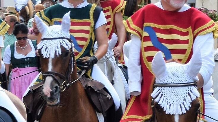 Der Lohrer Reitverein gab Geleit. Der Lohrer Reitverein gab Geleit.