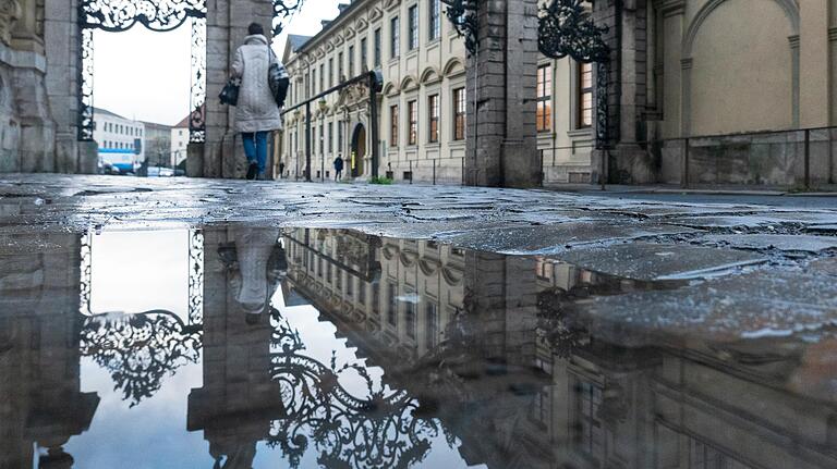 Im Bild eine Spiegelung des Oegg-Tors neben der Residenz.
