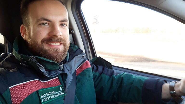 Simon Pillmeier ist als neuer Förster des Reviers Saal zuständig für Wälder in Burglauer, Großeibstadt, Niederlauer, Rödelmeier, Saal, Salz, Strahlungen und Wülfershausen. Simon Pillmeier ist als neuer Förster des Reviers Saal zuständig für Wälder in Burglauer, Großeibstadt, Niederlauer, Rödelmeier, Saal, Salz, Strahlungen und Wülfershausen.