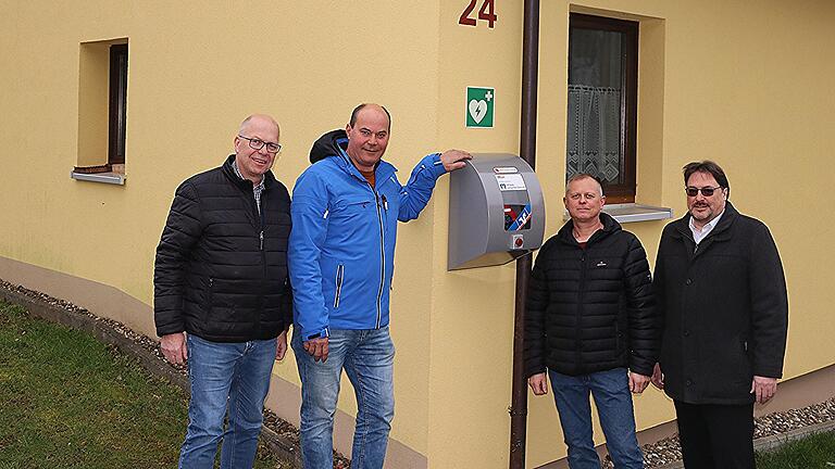 Sie freuen sich über den Defi am Feuerwehrhaus Fierst: (von links) Thomas Limpert, Dieter Güthlein, Thomas Mahr und Christian Senff.