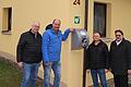 Sie freuen sich über den Defi am Feuerwehrhaus Fierst: (von links) Thomas Limpert, Dieter Güthlein, Thomas Mahr und Christian Senff.