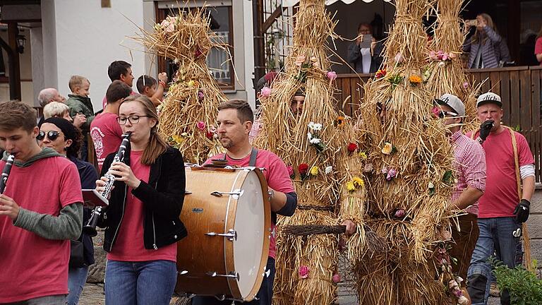 Die Blaskapelle Kirchaich führt die Strohbären zum Dorfplatz. Die Blaskapelle Kirchaich führt die Strohbären zum Dorfplatz.