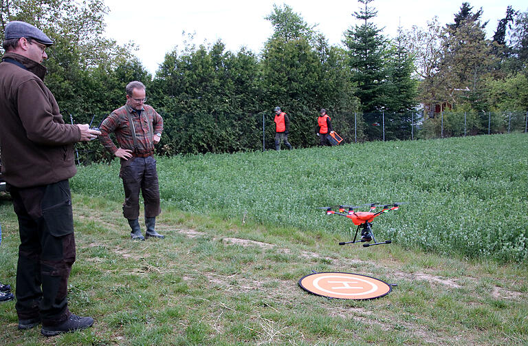 Auf der Suche nach Bambis: Drohnen-Pilot Ralf Kuckertz (links) und Vorsitzender Michael Hein bilden das Kitz-Rettungsteam der BJV-Kreisgruppe Würzburg. Auf der Suche nach Bambis: Drohnen-Pilot Ralf Kuckertz (links) und Vorsitzender Michael Hein bilden das Kitz-Rettungsteam der BJV-Kreisgruppe Würzburg. 
