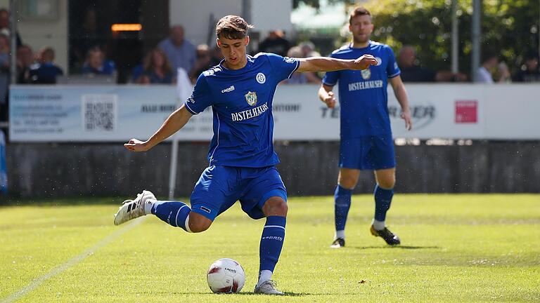 Luis Wagner (vorne) legte seinem Mitspieler Mohamed Conte (nicht im Bild) das Tor für den FV 04 Würzburg gegen Eintracht Bamberg auf. Am zweiten Bayernliga-Spieltag treten die Blauen auswärts beim ATSV Erlangen an. Luis Wagner (vorne) legte seinem Mitspieler Mohamed Conte (nicht im Bild) das Tor für den FV 04 Würzburg gegen Eintracht Bamberg auf. Am zweiten Bayernliga-Spieltag treten die Blauen auswärts beim ATSV Erlangen an.